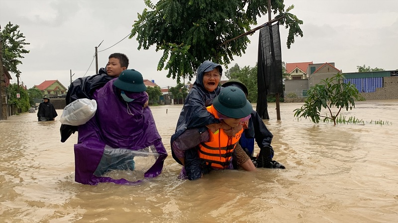 Lực lượng công an tỉnh Nghệ An dầm lũ cứu dân - ảnh: Lao động