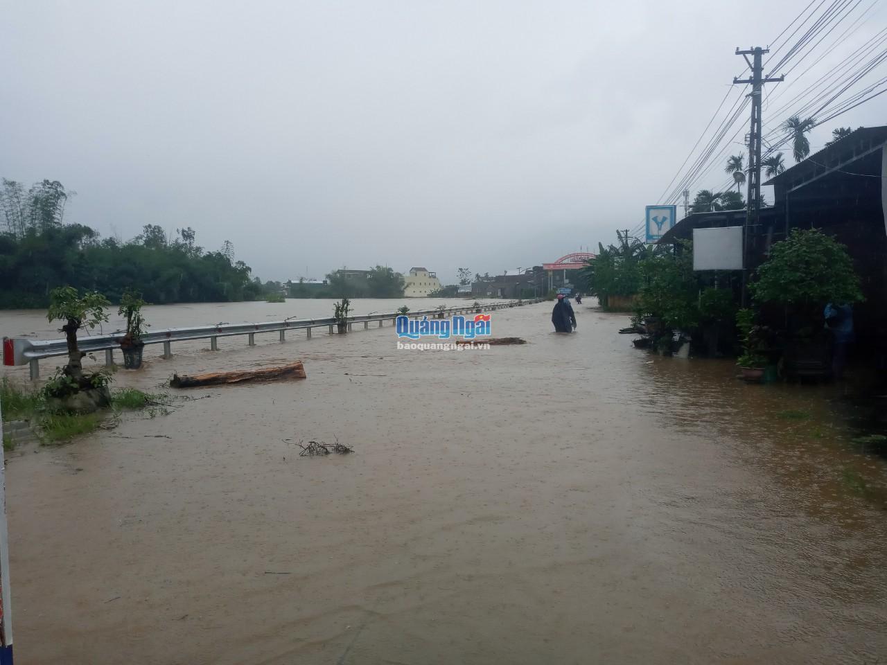 Tuyến đường thôn Phú thọ đi thôn Trũng kè 2, xã Hành Tín Tây đã bị chia cắt hoàn toàn