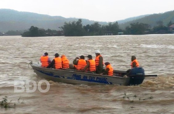 Chủ tịch UBND tỉnh Bình Định Nguyễn Phi Long đi kiểm tra công tác phòng, chống thiên tai, tình hình lũ lụt tại huyện Tuy Phước.