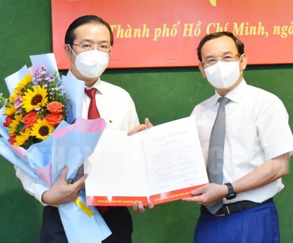 Bí thư Thành uỷ TPHCM Nguyễn Văn Nên trao quyết định điều động cho ông Nguyễn Văn Minh (trái). Ảnh: Thành uỷ TPHCM