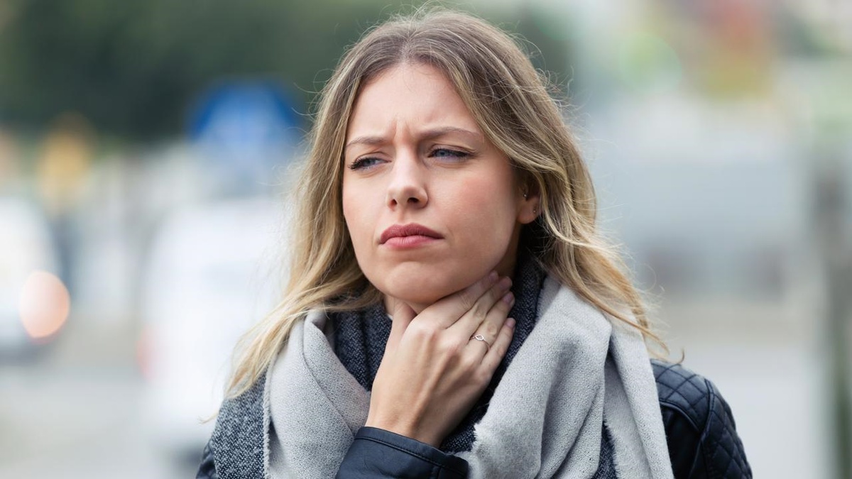 Ngứa, đau họng được xem là một trong những triệu chứng cảnh báo nhiễm biến chủng Omicron. Ảnh: News.