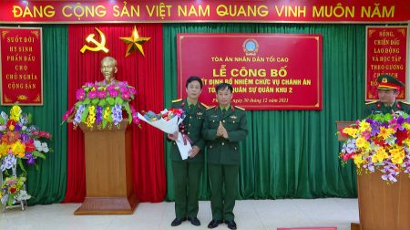Thiếu tướng Dương Văn Thăng, Phó Chánh án Tòa án nhân dân tối cao, Chánh án Tòa án Quân sự Trung ương trao quyết định và chúc mừng đồng chí Lê Trung Dũng.