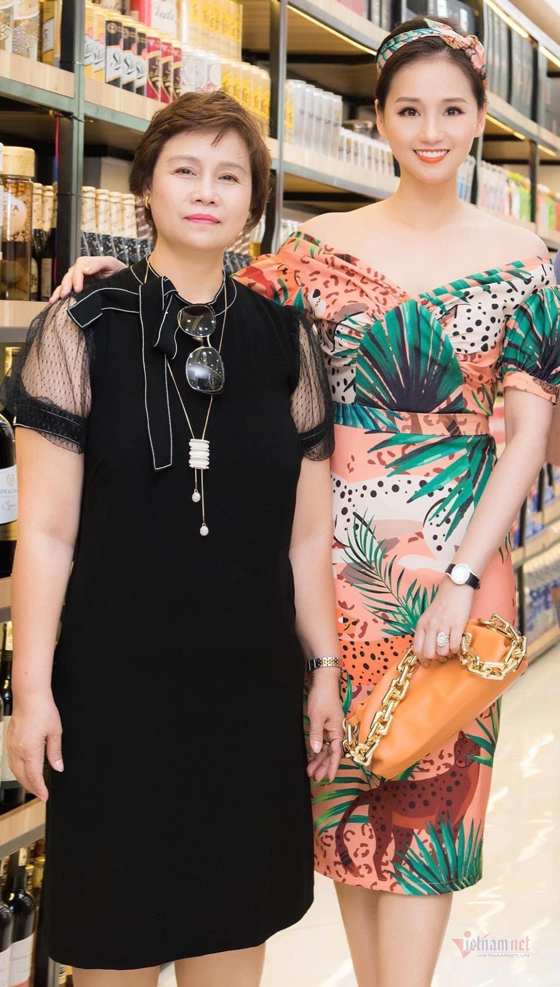 Lã Thanh Huyền và mẹ.