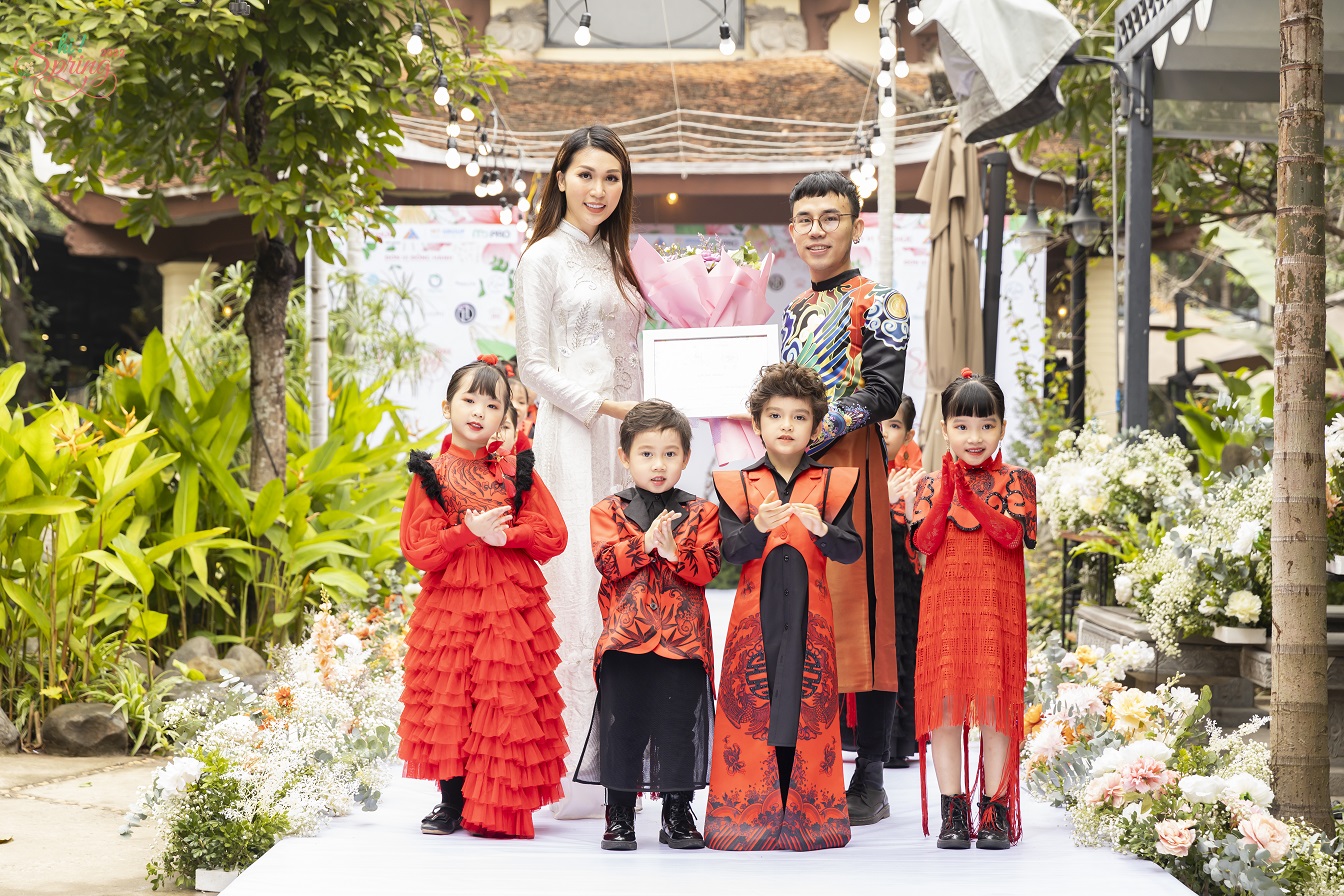 Nhẹ nhàng và bay bổng, NTK Nhật Thực đã mang đến show diễn BST Đoàn Phượng với các mẫu thiết kế ấn tượng độc đáo