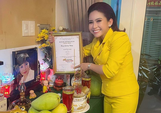 Diễn viên Bình Tinh khoe Huy chương Vàng với mẹ - Cố nghệ sỹ Bạch Mai (Ảnh FBNV)