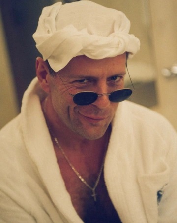 Bức ảnh của Bruce Willis được chia sẻ cùng bài đăng thông báo về tình trạng sức khỏe của nam diễn viên. Ảnh: Emmahemingwillis.