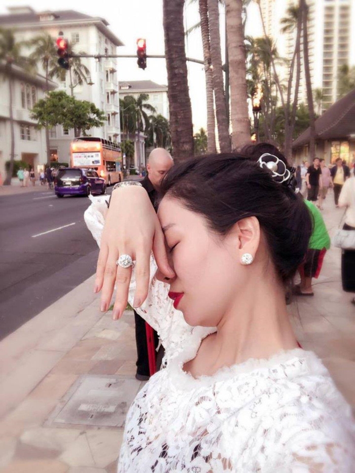 Lần khoe kim cương gây chấn động cả showbiz của Lệ Quyên.