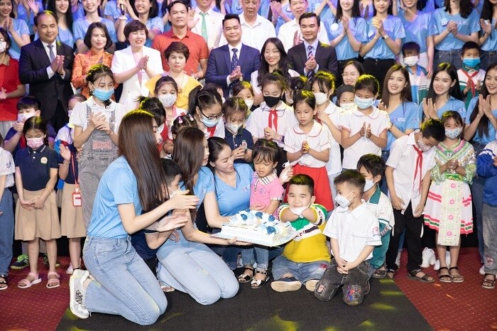 Bà Phạm Kim Dung - Chủ tịch CLB Suối mát từ tâm còn trao tặng thêm 2 suất học bổng trị giá 5 triệu đồng dành riêng cho 2 em nhỏ khuyết tật nhằm khích lệ động viên.