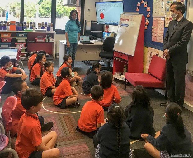 Đại sứ Việt Nam tại Australia Nguyễn Tất Thành trò chuyện với các em học sinh lớp tiếng Việt. (Nguồn: Baoquocte.vn)