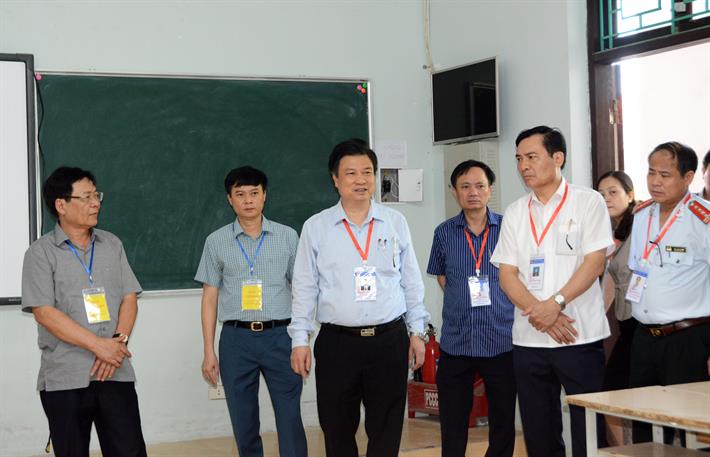 Thứ trưởng Nguyễn Hữu Độ kiểm tra tại Điểm thi Trường THPT Trần Văn Lan, huyện Mỹ Lộc, tỉnh Nam Định