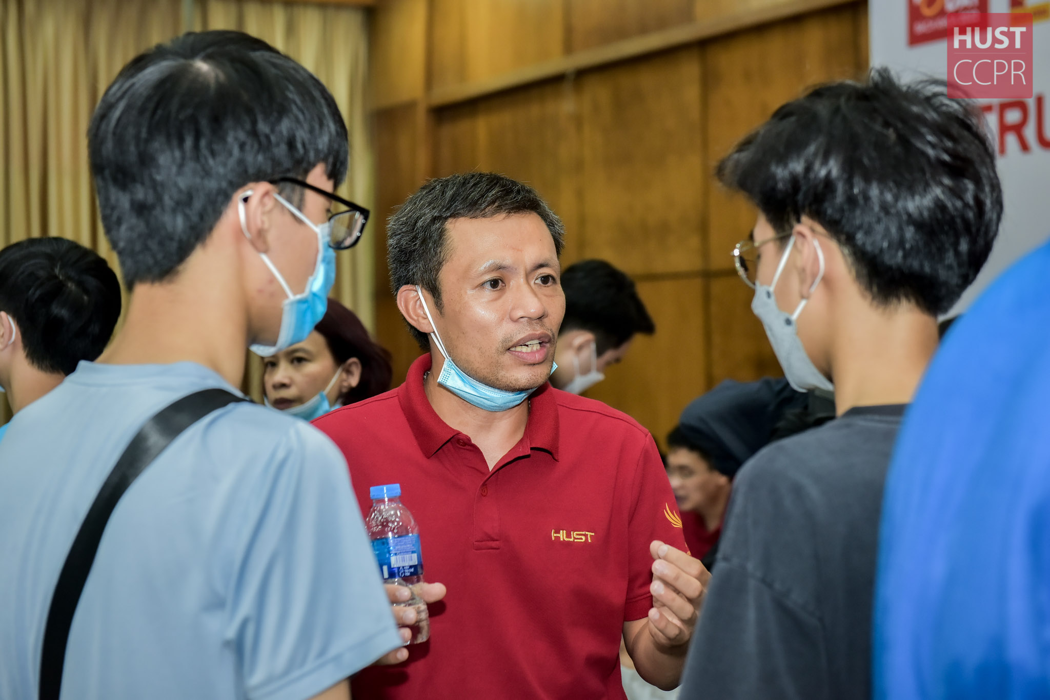 Các thầy/cô giáo Bách khoa Hà Nội rất nhiệt tình tư vấn chuyên sâu cho học sinh