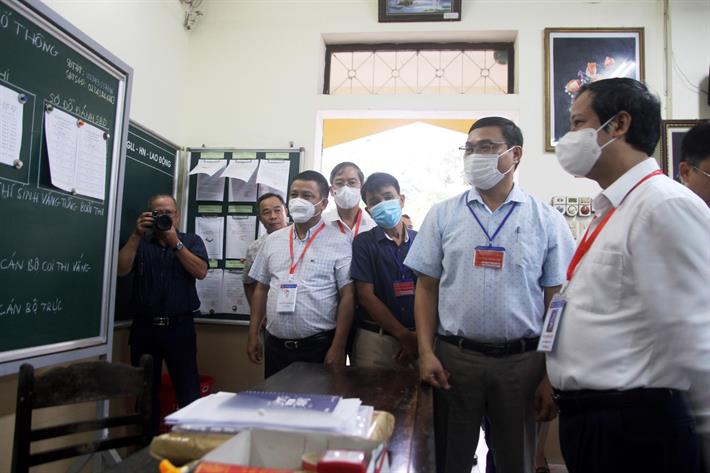 Bộ trưởng Nguyễn Kim Sơn kiểm tra Điểm thi Trường THPT Đặng Huy Trứ