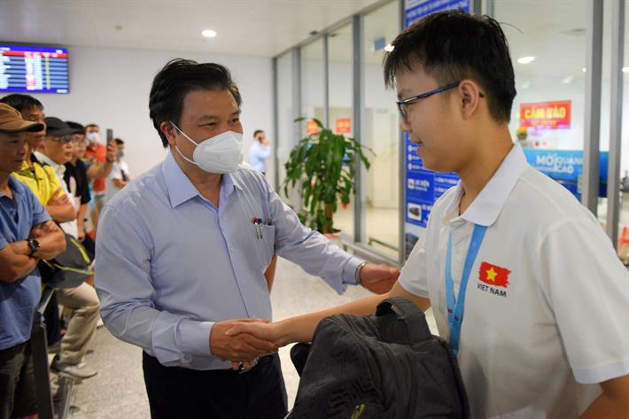 Thứ trưởng Nguyễn Hữu Độ đón đội tuyển học sinh Việt Nam dự Olympic Toán học 2022 về nước tại sân bay Nội Bài
