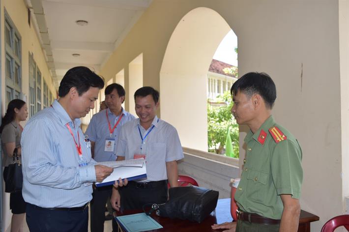 Thứ trưởng Nguyễn Hữu Độ kiểm tra quy trình chấm thi trắc nghiệm