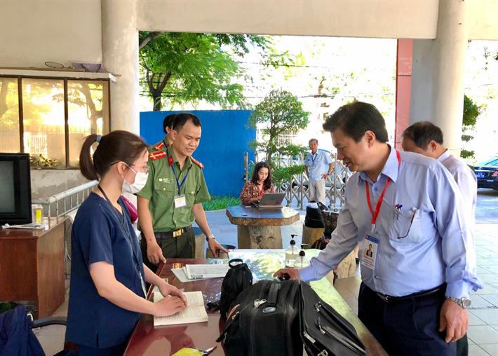 Thứ trưởng Nguyễn Hữu Độ kiểm tra công tác an ninh tại điểm chấm thi Trường THPT Phan Châu Trinh