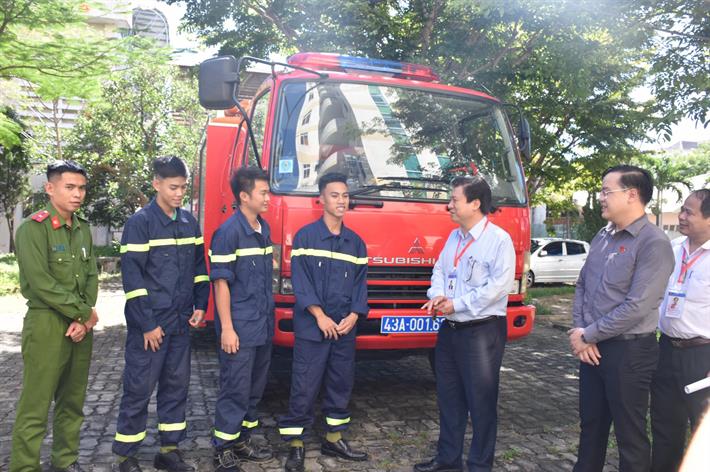 Thứ trưởng trò chuyện với các chiến sĩ cảnh sát phòng cháy, chữa cháy làm nhiệm vụ tại điểm làm phách Trường THPT Chuyên Lê Quý Đôn