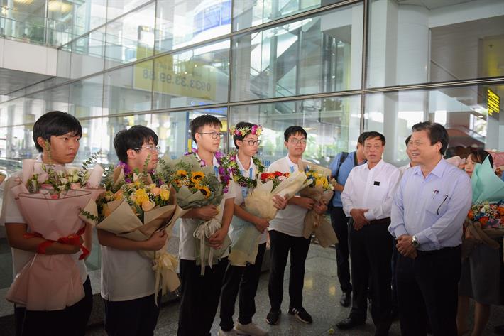 Thứ trưởng Nguyễn Hữu Độ trò chuyện với đội tuyển học sinh Việt Nam dự IMO 2022