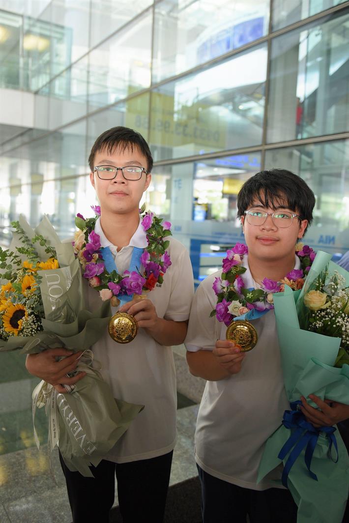 Hai học sinh đoạt Huy chương Vàng IMO 2022: em Ngô Quý Đăng (bên phải) và em Phạm Việt Hưng