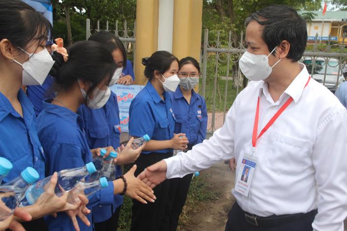 Bộ trưởng hỏi thăm lực lượng thanh niên tình nguyện làm nhiệm vụ tại Điểm thi Trường THPT Đặng Huy Trứ
