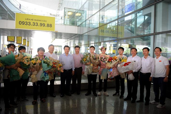 Thứ trưởng Nguyễn Hữu Độ tặng hoa chúc mừng thành tích của đội tuyển Việt Nam tham dự IMO 2022
