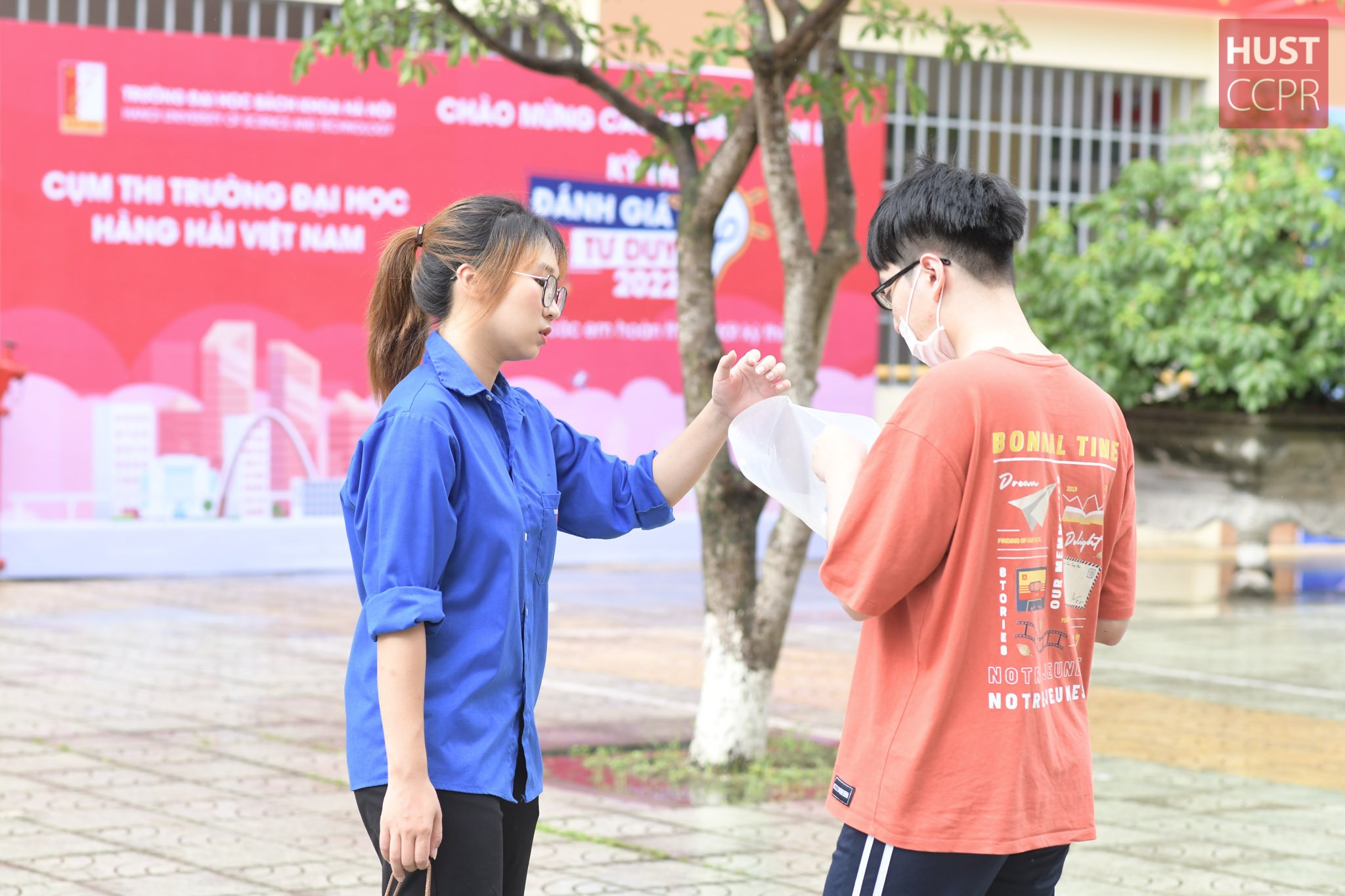 Sinh viên tình nguyện hỗ trợ thí sinh tại Cụm thi Trường ĐH Hàng Hải Việt Nam (Hải Phòng)