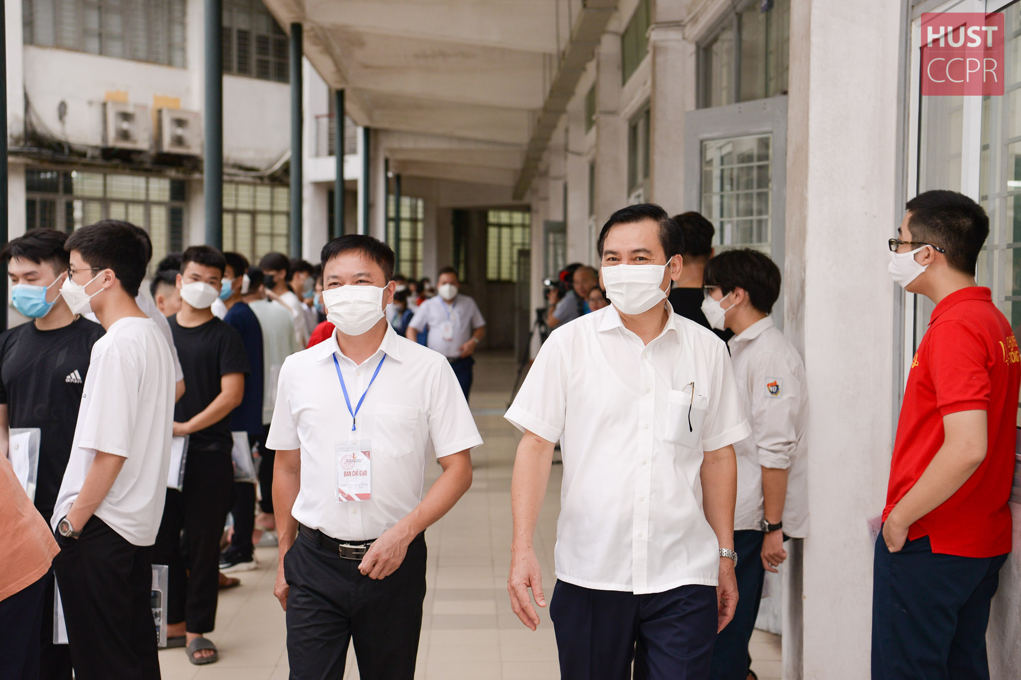 Lãnh đạo Trường Đại học Bách khoa Hà Nội đi kiểm tra các phòng thi và động viên thí sinh trước giờ thi