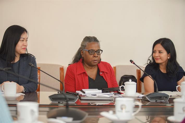 Bà Yolonda Chanterra Richardson, Phó Giám đốc điều hành Tổ chức Vận động Chính sách Y tế toàn cầu (giữa)