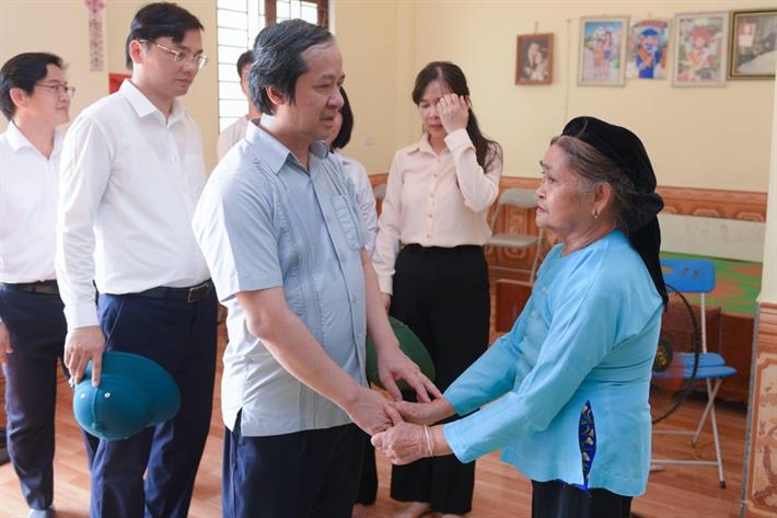 Bộ trưởng Nguyễn Kim Sơn thăm hỏi, động viên, tri ân gia đình ông, bà Hứa Văn Huấn (thôn Khuôn Chú, Yên Nguyên), với đại diện gia đình là bà Nguyễn Thị Vụ - con dâu ông Hứa Văn Huấn