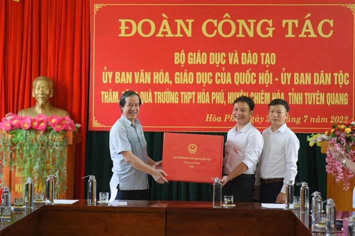 Bộ trưởng Nguyễn Kim Sơn tặng sách cho Trường THPT Hòa Phú