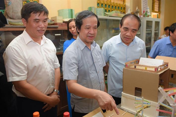 Bộ trưởng Nguyễn Kim Sơn và đoàn công tác thăm phòng học bộ môn tại Trường THCS Hòa Phú
