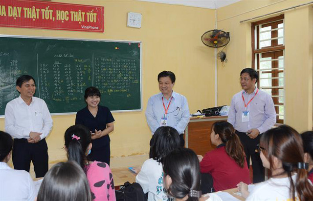 Thứ trưởng Nguyễn Hữu Độ trò chuyện, động viên các em học sinh Trường THPT B Phủ Lý, tỉnh Hà Nam