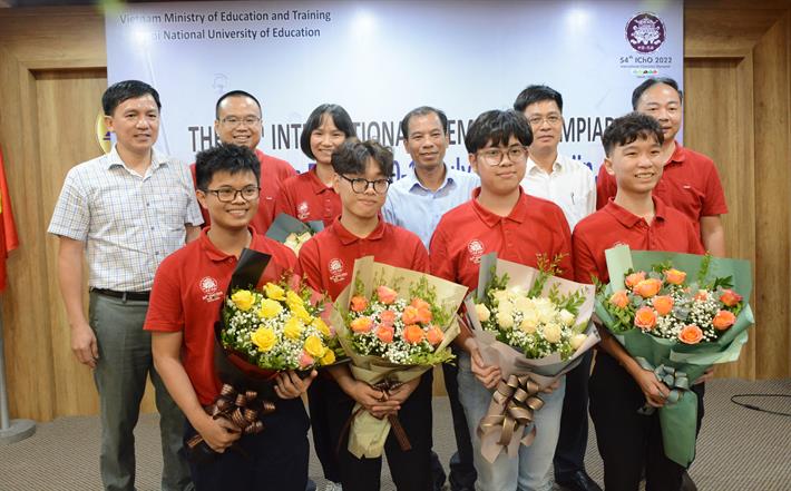 Lãnh đạo Vụ Giáo dục Trung học, Cục Quản lý chất lượng, Bộ GDĐT đã chúc mừng thành tích của đoàn Việt Nam