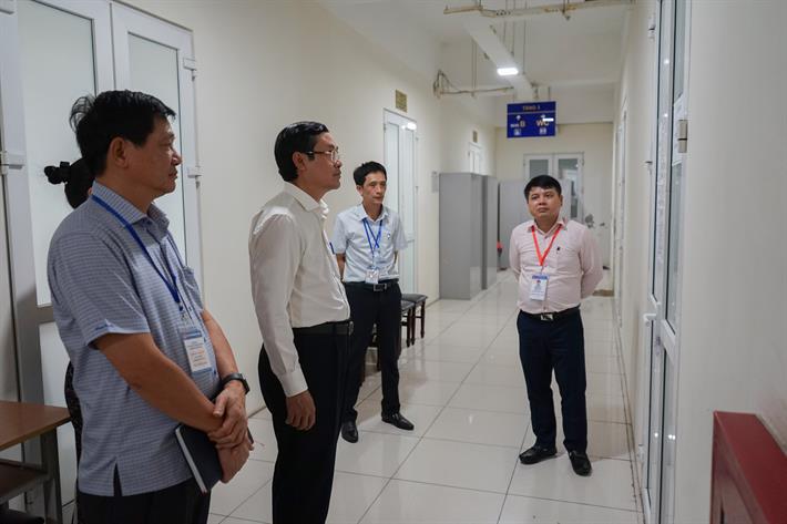 Thứ trưởng Nguyễn Văn Phúc kiểm tra điều kiện đảm bảo an toàn nơi lưu giữ bài thi