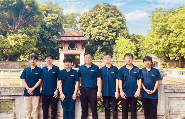 Đội tuyển Olympic Toán học Việt Nam năm 2022 và thầy giáo Lê Anh Vinh, Trưởng đoàn chụp ảnh trước khi lên đường đến Nauy dự thi