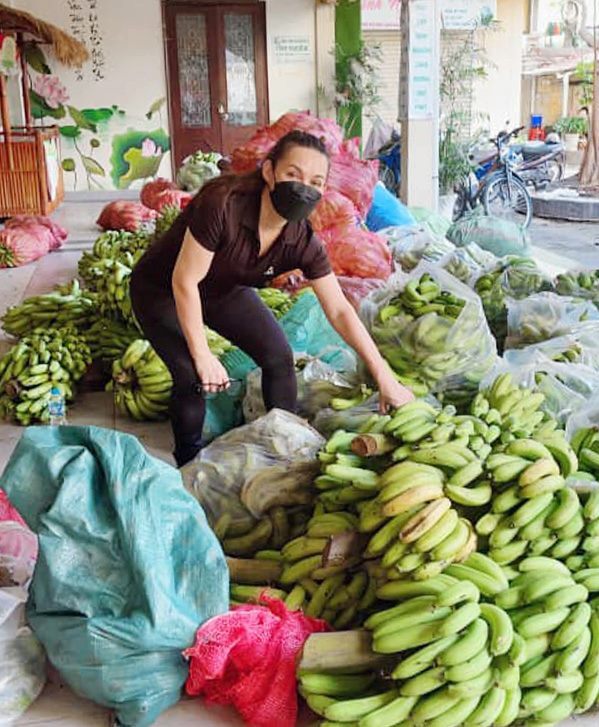 Phi Nhung gom lương thực thực phẩm giúp bà con khó khăn thời dịch hồi giữa tháng 7. Ảnh: Facebook Phi Nhung Pham.