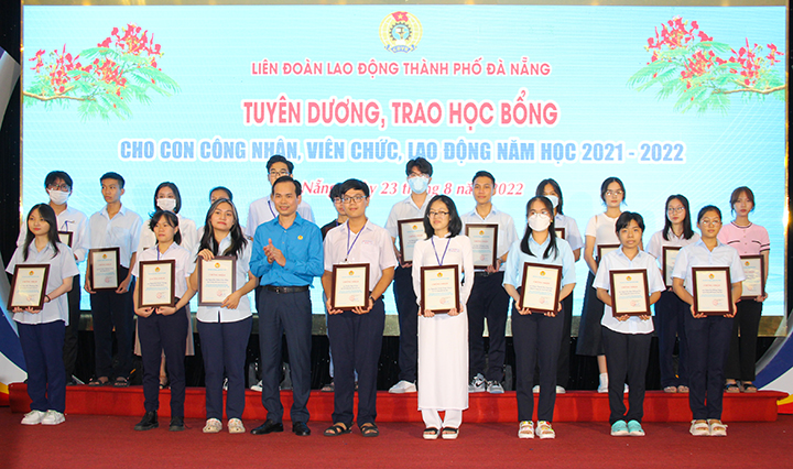 Chủ tịch LĐLĐ thành phố Nguyễn Duy Minh trao học bổng cho con công nhân, viên chức, lao động đạt thành tích cao trong học tập và rèn luyện