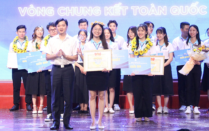 Thí sinh Nguyễn Thị Châu Anh đạt giải nhất hội thi “Thủ lĩnh sinh viên” toàn quốc năm 2022v