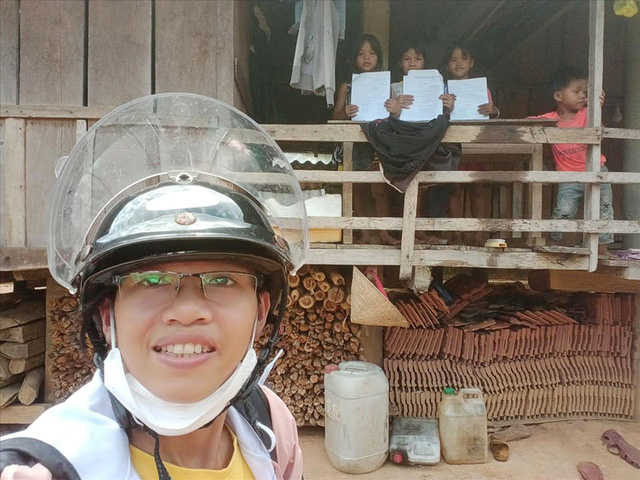 Cô giáo Trang mang bài tập đến tận nhà cho các em học sinh Làng Tốt, xã Ba Lế, huyện Ba Tơ, tỉnh Quảng Ngãi. Ảnh: NVCC/Dân trí