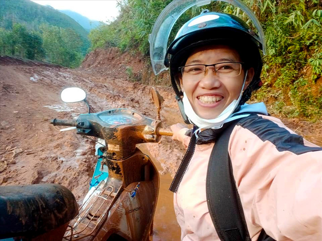 Cô giáo Trang và chiếc xe đầy bùn đất lên Làng Tốt, xã Ba Lế, huyện Ba Tơ, tỉnh Quảng Ngãi để đưa bài tập cho học sinh. Ảnh: NVCC/Dân trí