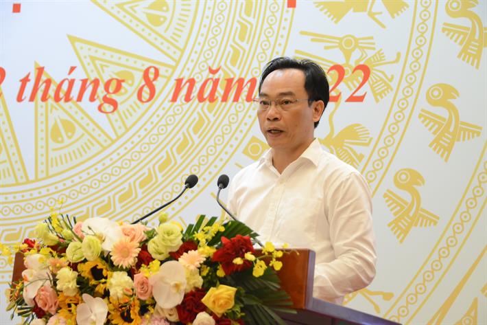 Thứ trưởng Bộ GDĐT Hoàng Minh Sơn báo cáo tại Hội nghị