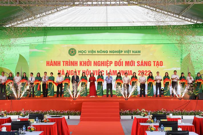 Thủ tướng Phạm Minh Chính cùng lãnh đạo Bộ, ngành, doanh nghiệp cắt băng khai mạc sự kiện