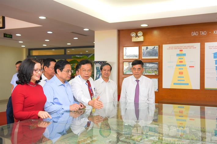 Thủ tướng Phạm Minh Chính thăm phòng truyền thống Học viện Nông nghiệp Việt Nam
