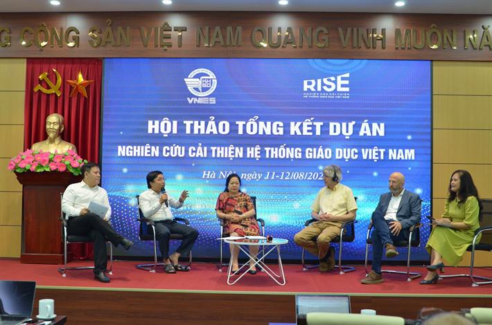 Các đại biểu từ Bộ GDĐT, Viện Khoa học Giáo dục Việt Nam thảo luận cùng các chuyên gia quốc tế