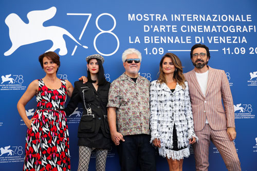 Đạo diễn Pedro Almodóvar (giữa) và một số diễn viên tham gia bộ phim “Parallel Mothers” tại Liên hoan Phim Venice hôm 1-9 Ảnh: REUTERS