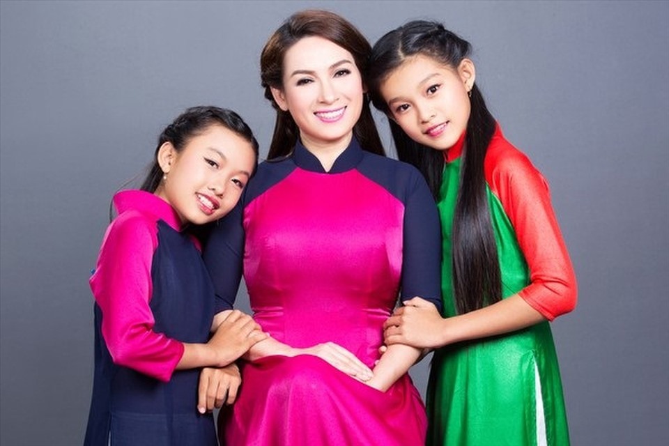 Hai con gái nuôi đã trưởng thành và là ca sĩ nổi tiếng của Phi Nhung.
