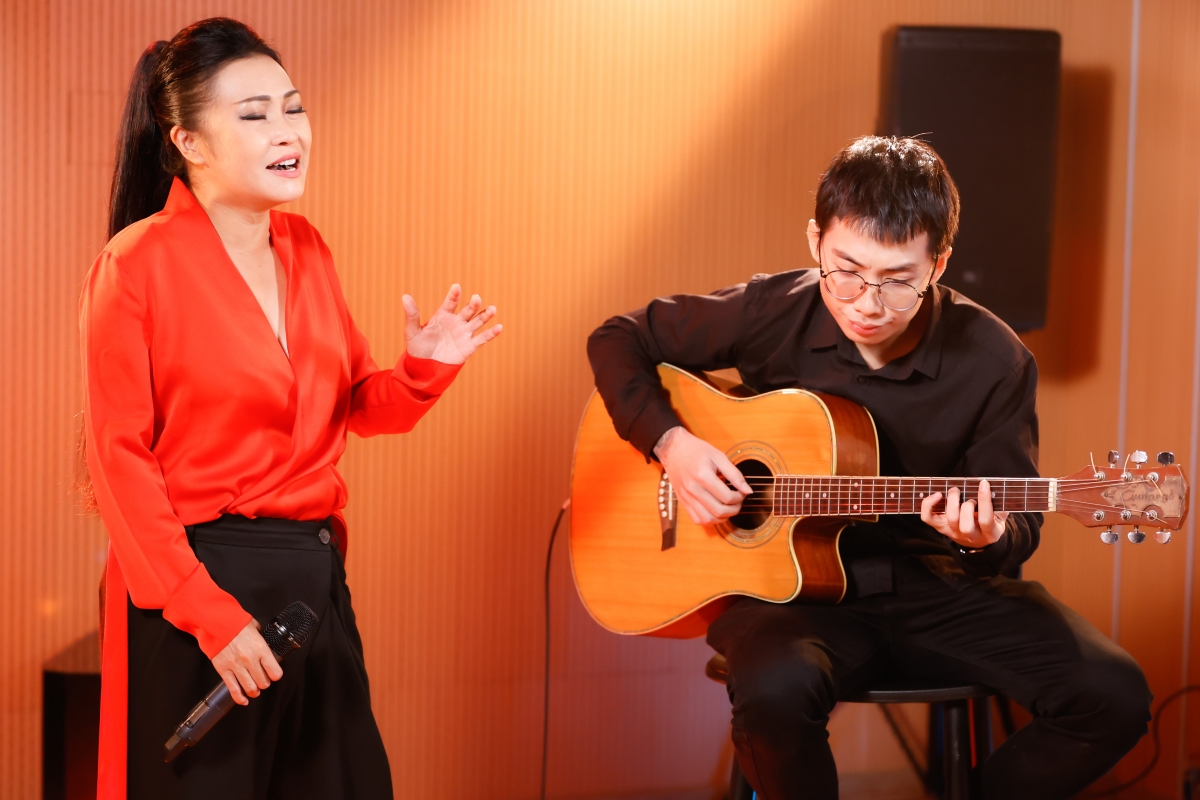 Nữ ca sĩ gửi đến khán giả liên khúc Đêm lao xao – Khi giấc mơ.