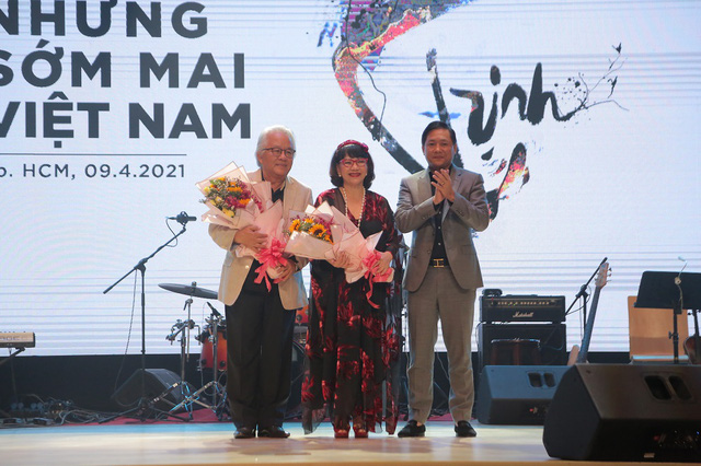 Ông Nguyễn Trung Trực (trái) và vợ - ca sĩ Trịnh Vĩnh Trinh trong đêm nhạc tưởng nhớ Trịnh Công Sơn