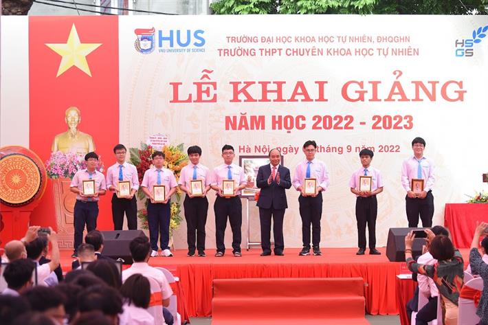 Chủ tịch nước Nguyễn Xuân Phúc tặng quà cho những học sinh của Trường THPT Chuyên Khoa học Tự nhiên giành thành tích xuất sắc tại Olympic quốc tế năm 2022
