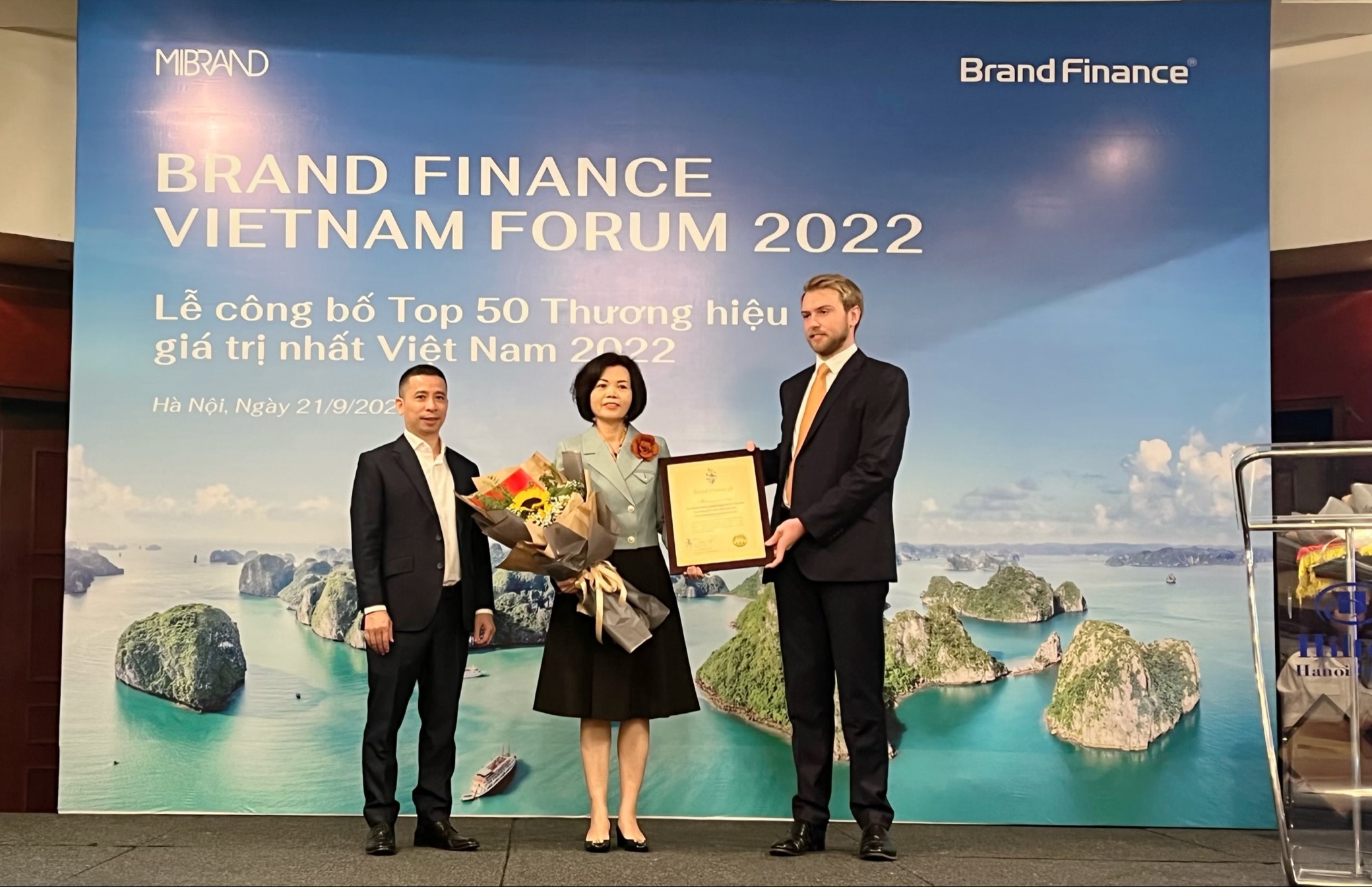 Đại diện Brand Finance trao chứng nhận “Vinamilk - Thương hiệu sữa lớn thứ 6

thế giới” cho Bà Bùi Thị Hương – Giám đốc Điều hành Vinamilk
