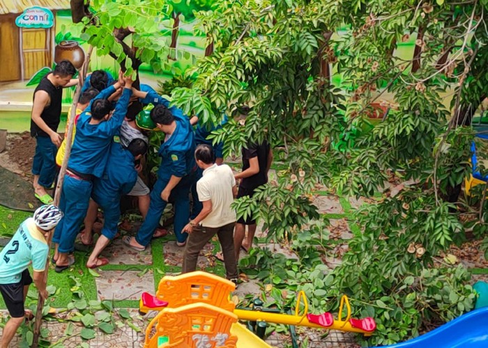 Lực lượng dân quân cùng với các cô giáo ở Trường mầm non Hoa Ngọc Lan (quận Hải Châu, Đà Nẵng) khắc phục hậu quả bão số 4, dọn dẹp trường lớp để đón học sinh. Ảnh: Giaoduc.net